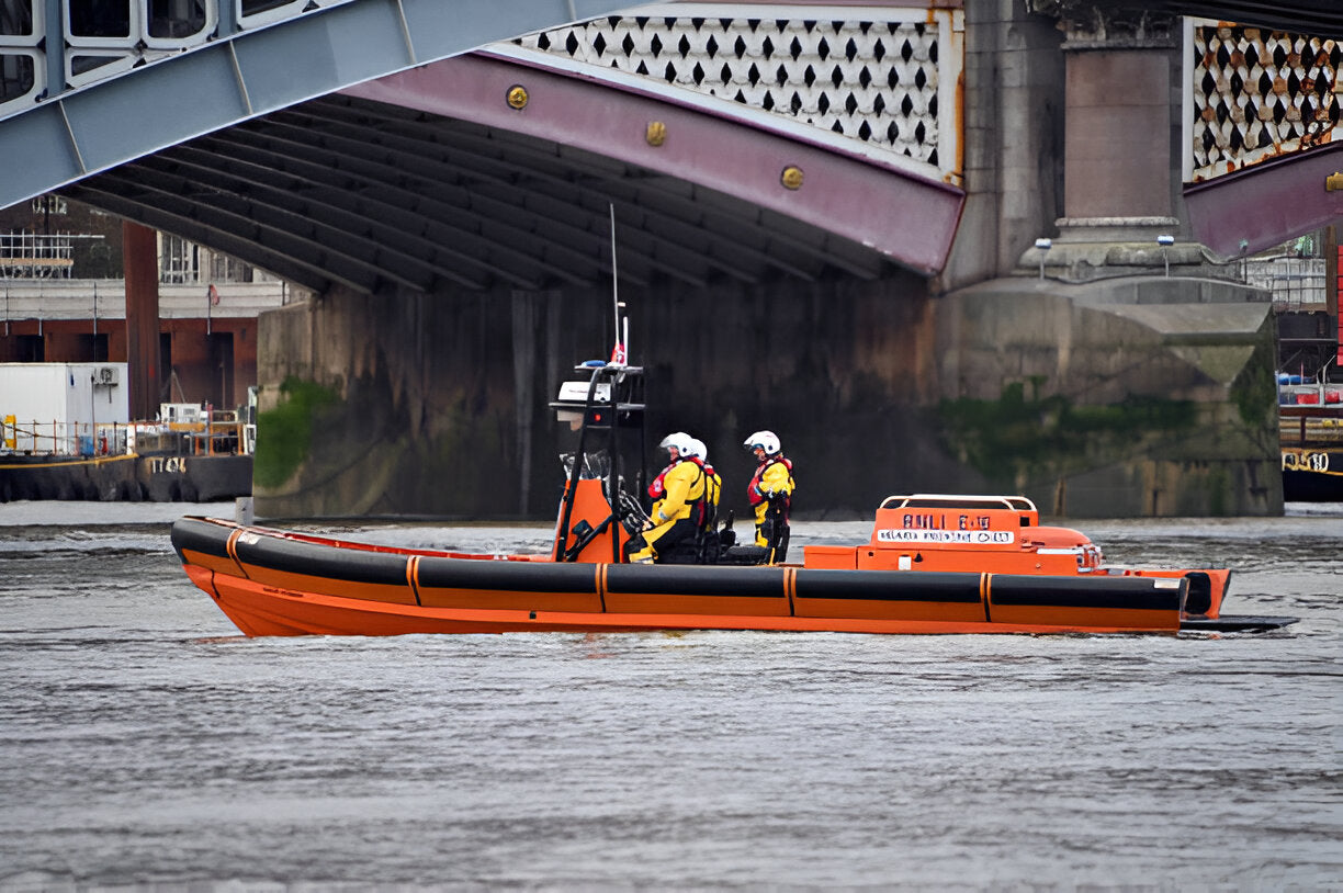 Why Hi-Vis PPE for Marine Workers Is a Lifesaver on the Water