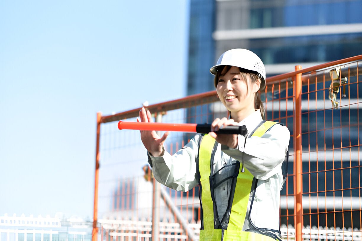 Hi-Vis PPE for Traffic Control Officers That Could Save Lives – What You Need to Know - Mann Supply