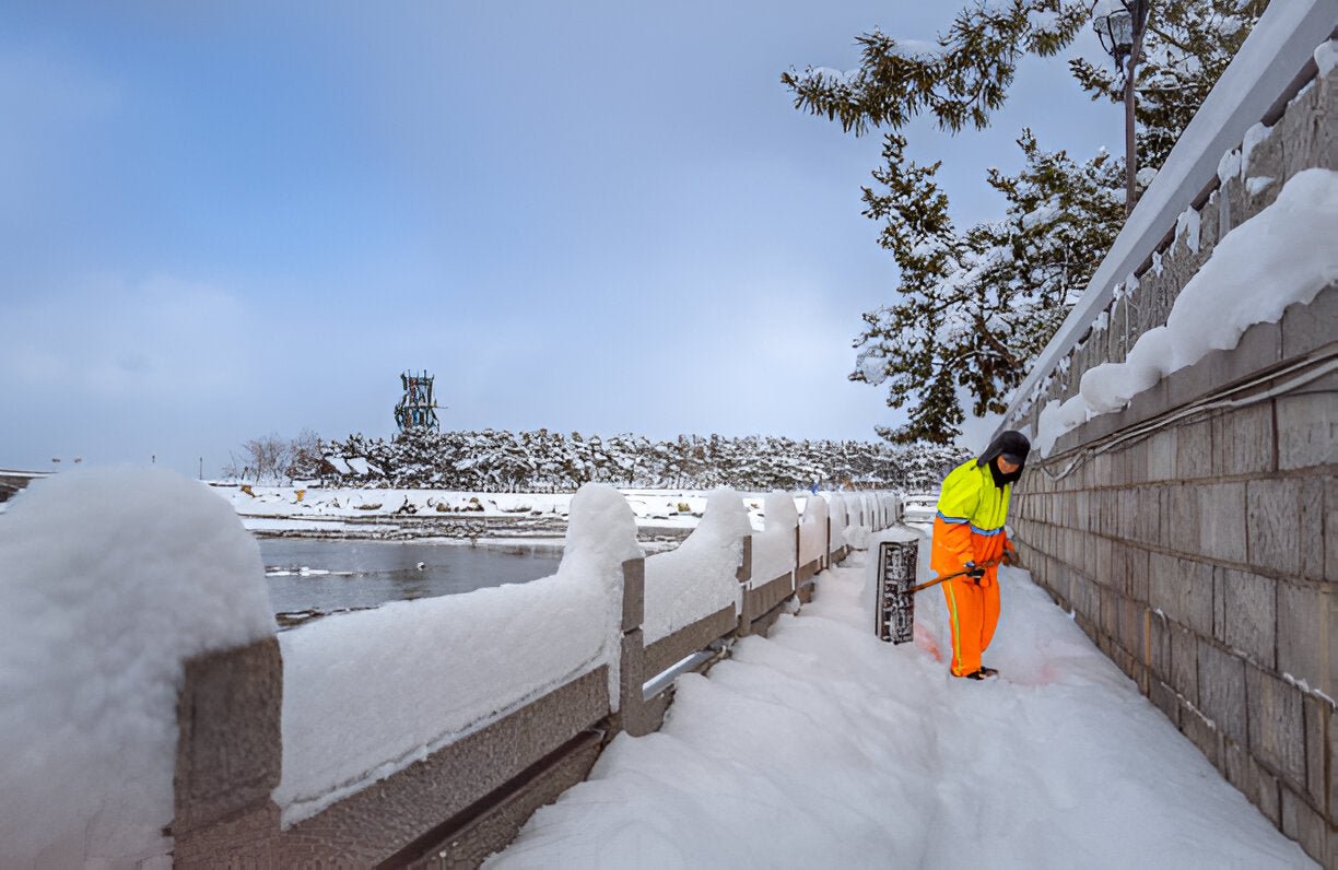 Stay Warm and Visible This Winter with Hi-Vis Insulated Coveralls – Here’s Why You Need Them - Mann Supply