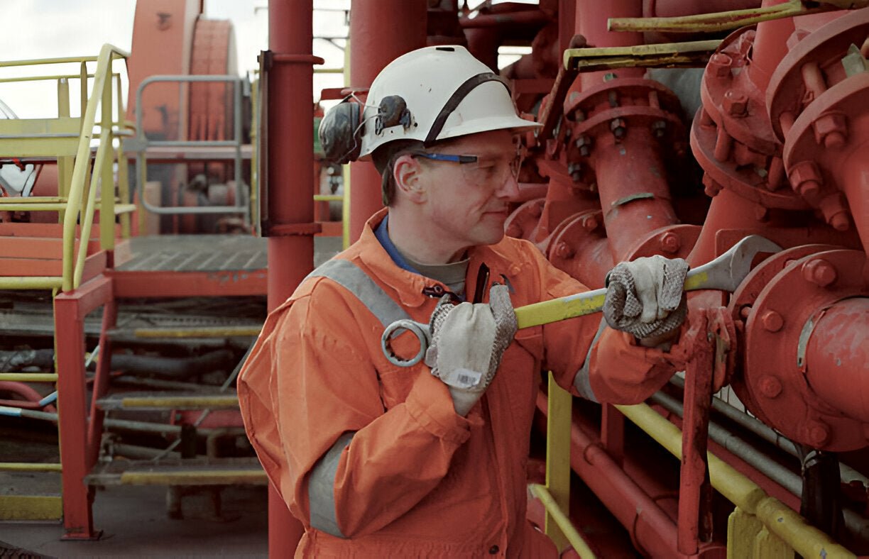 Why the Hi-Vis Bib and Brace H449 is Progressive for Safety and Comfort in Tough Jobs - Mann Supply